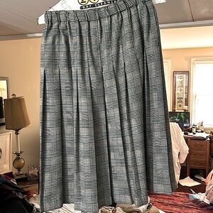 Beautiful classic plaid pleated skirt. Missing sizing tag but I would guess 14
